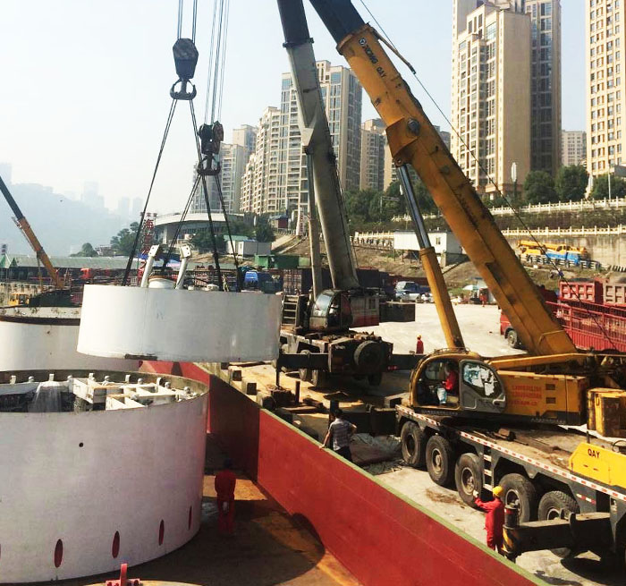 兴业吊车作业中