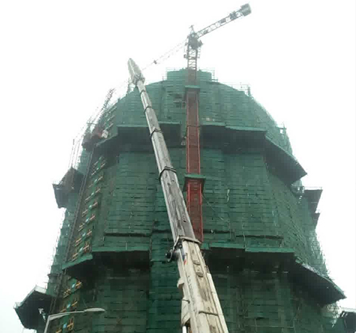 兴业吊车在工地上作业
